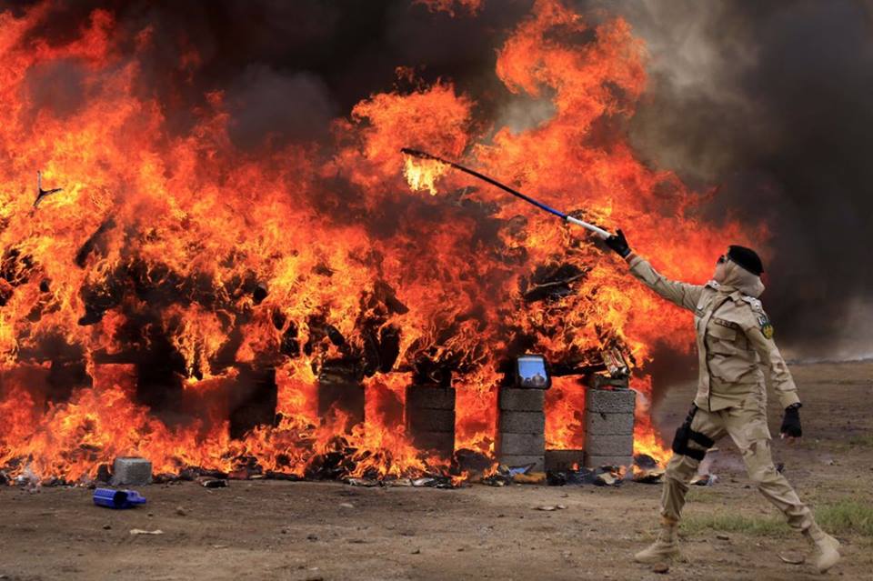 Pakistani forces burns drugs