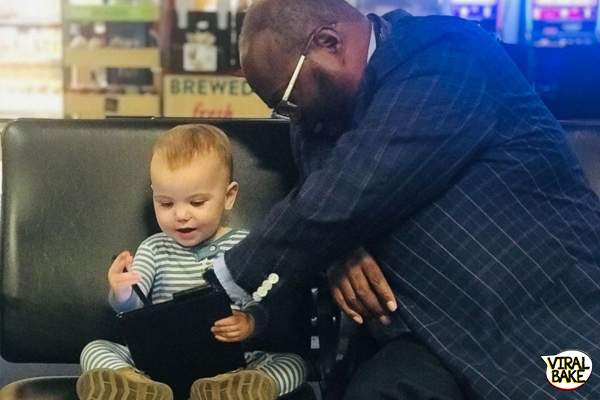 viral picture of toddler at airport