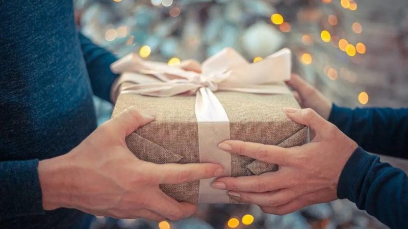 Diwali Gifts Par Bhi Tax Know the Tax Rate, and Exemption Limit