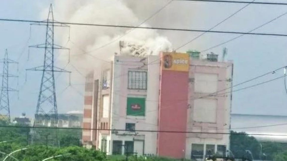 Massive Fire Eruption at Greater Noida Mall, Flames Can Be Seen From Miles Away (1)
