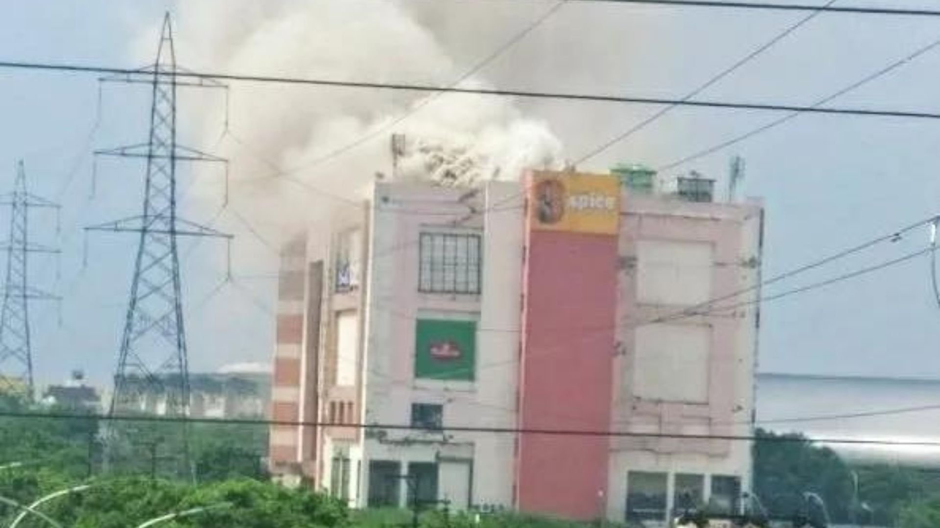 Massive Fire Eruption at Greater Noida Mall, Flames Can Be Seen From Miles Away (1)